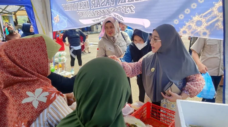 Bupati Berau, Sambangi dan Belanja di Stan UMKM Usai Resmikan Pasar Ikan Murah