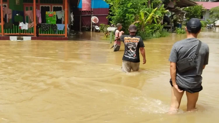 Banjir Luapan Sungai Mahakam Rendam Jalan Kampung di Long Iram dan Tering
