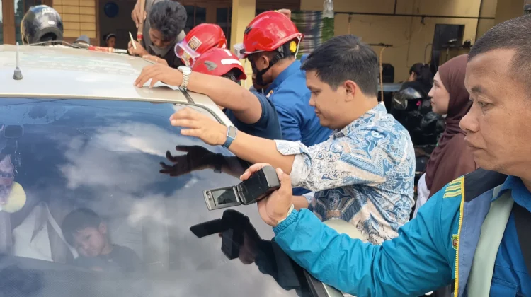 Balita Terjebak di dalam Mobil, Damkar Samarinda Evakuasi dalam 30 Menit