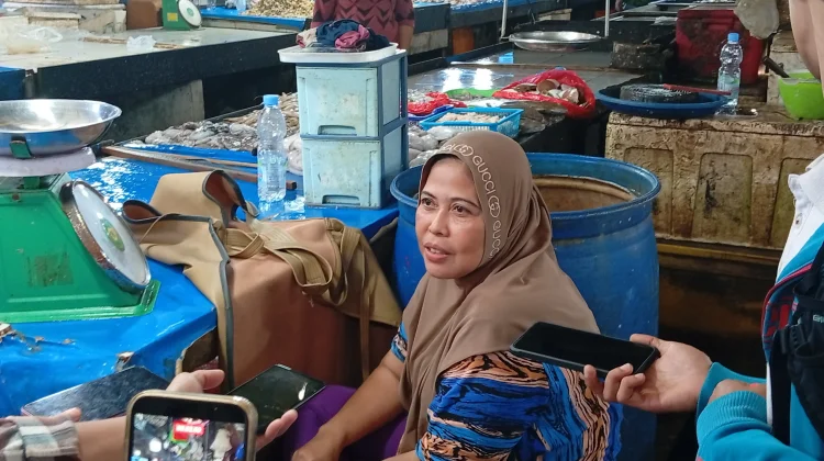 Pedagang Ikan Pasar Segiri Samarinda Keluhkan Harga Plastik Naik jelang Iduladha