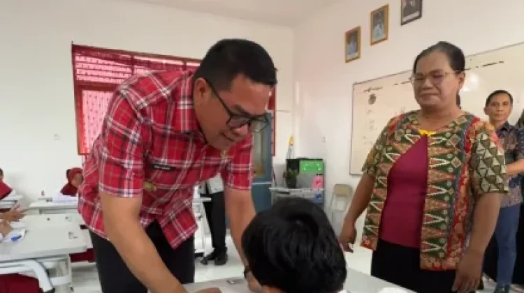 Wali Kota Samarinda Tinjau Hasil Rehabilitasi Total SD 012 Samarinda Seberang