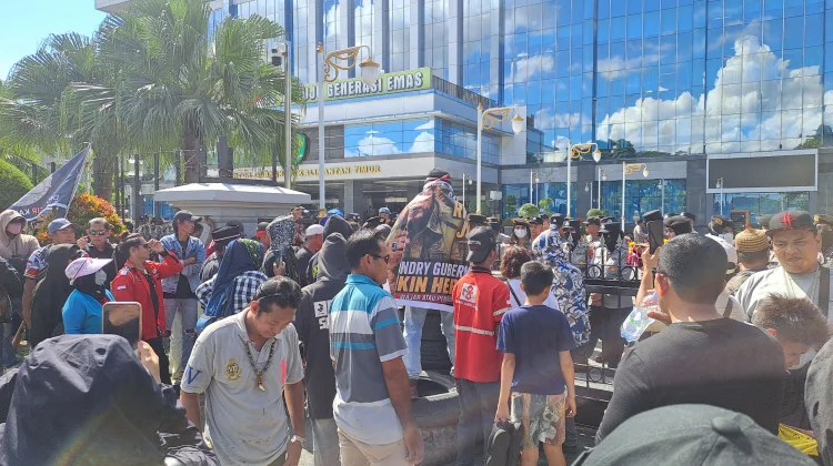 Aksi Demo 215 di Kantor Gubernur Kaltim Diwarnai Tuntutan Penyandang Disabilitas