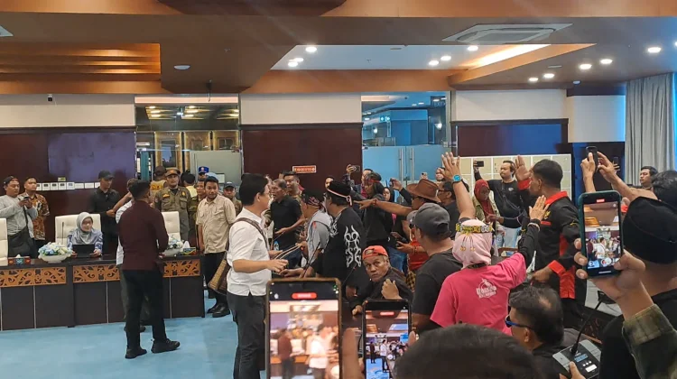 Kericuhan Sempat Warnai Dialog Massa Demo 215 dengan Pemprov Kaltim