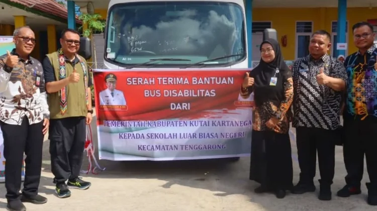 Pemkab Kukar Serahkan Bus Disabilitas Sekolah