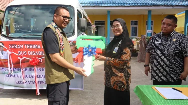 Dorong Prestasi Siswa, Pemkab Kukar Serahkan Bus Sekolah untuk SLBN Tenggarong