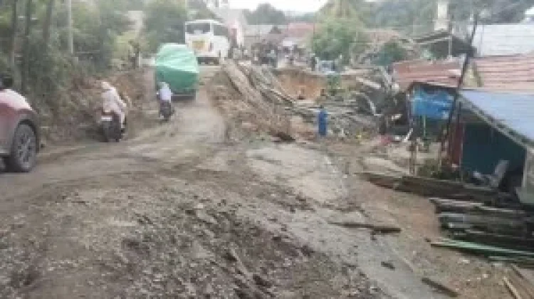 Halo RRI : Masyarakat Paser Keluhkan Akses Jalan Rusak