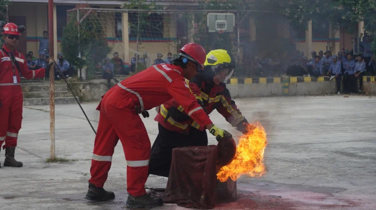 Ratusan Siswa SMKN 1 Muara Badak Ikuti Simulasi Penanganan Kebakaran