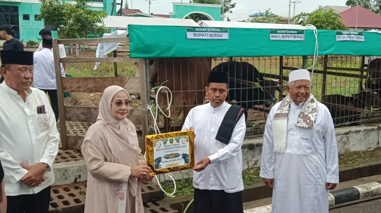 Bupati Berau Salat Iduladha Bersama Masyarakat dan Serahkan Hewan Kurban