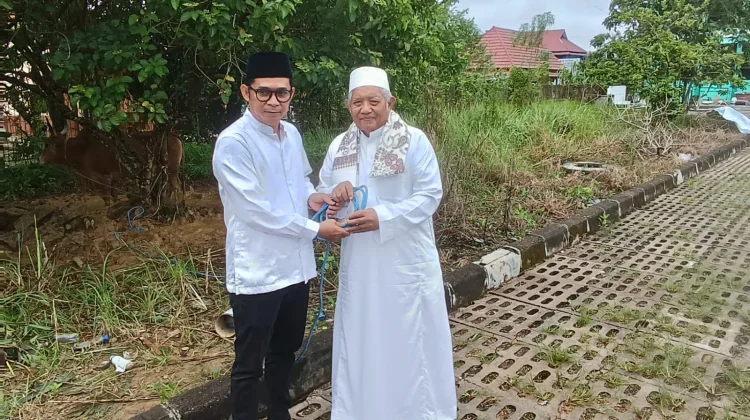 Berbagi di Idul Adha, Ketua DPRD Berau Serahkan 7 Ekor Sapi Kurban untuk Masyarakat