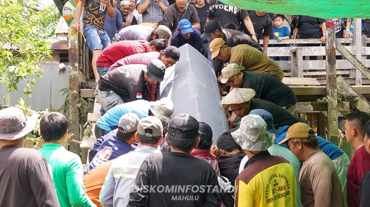 Pemkab Mahulu Berikan Penghormatan Terakhir Ayahanda Wabup Suhuk
