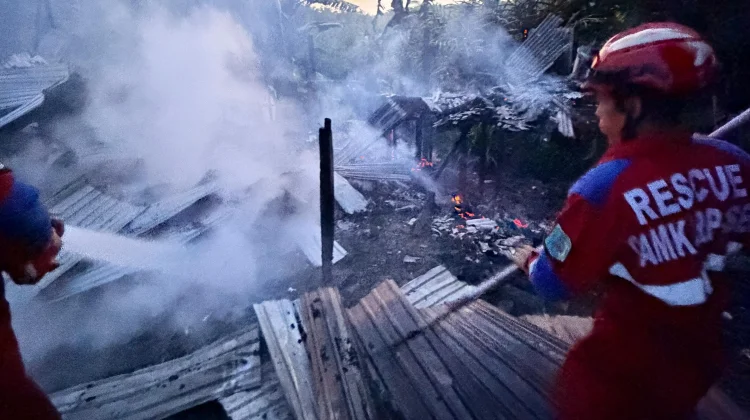 Kebakaran Rumah dan Kios di Batu Engau Hanguskan Usaha Sembako