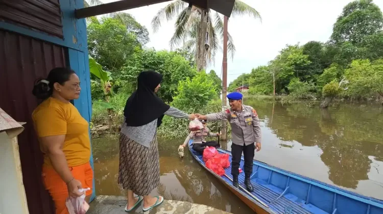 Polres Kubar Salurkan Kurban Menggunakan Perahu
