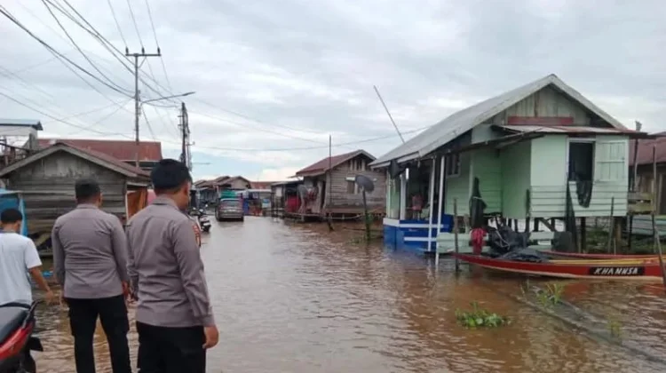 Kapolsek Muara Kaman Pantau Lokasi Banjir Sungai Mahakam