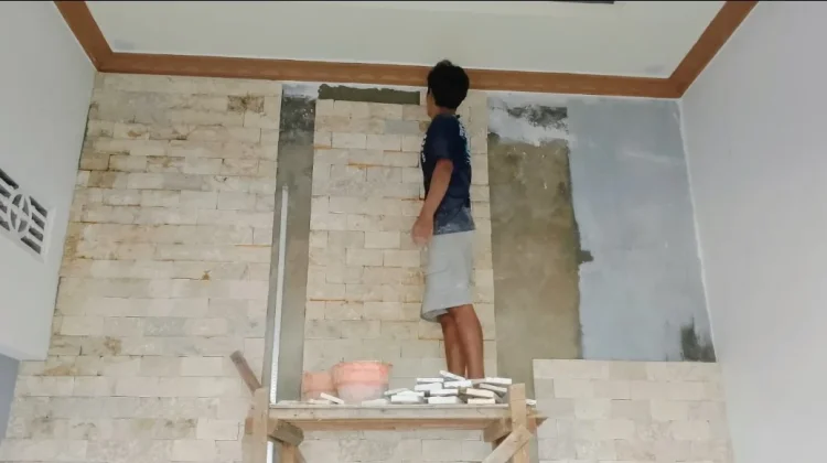 Sembilan Langkah Memasang Batu Alam Dinding agar Kokoh dan Awet