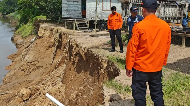 Abrasi Sungai di Teluk Bayur Berau Ancam Dua Rumah dan Akses Jalan Warga