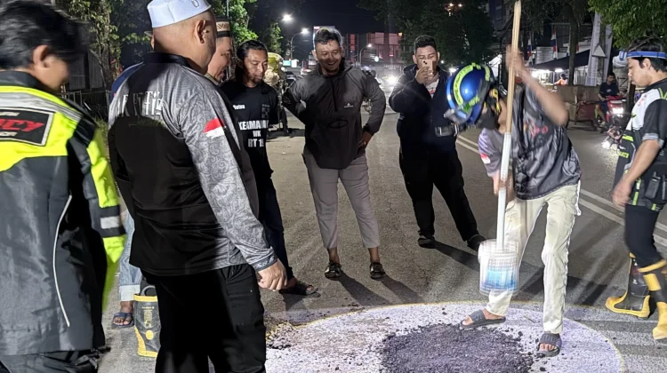 Demi Keselamatan Warga, Relawan Ghost Aspal Tambal Jalan Berlubang di Samarinda