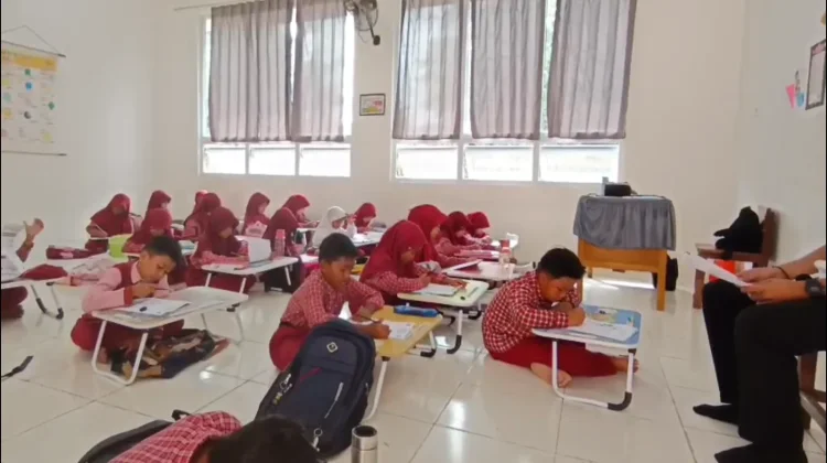 Fasilitas Terbatas, Siswa SDN 013 Sambutan Gunakan Meja Lipat Pribadi saat Belajar
