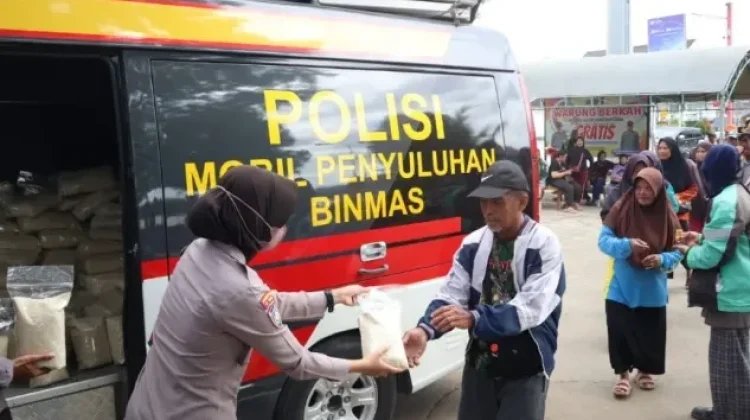 Sat Binmas Polres Kukar Salurkan Beras untuk Warga