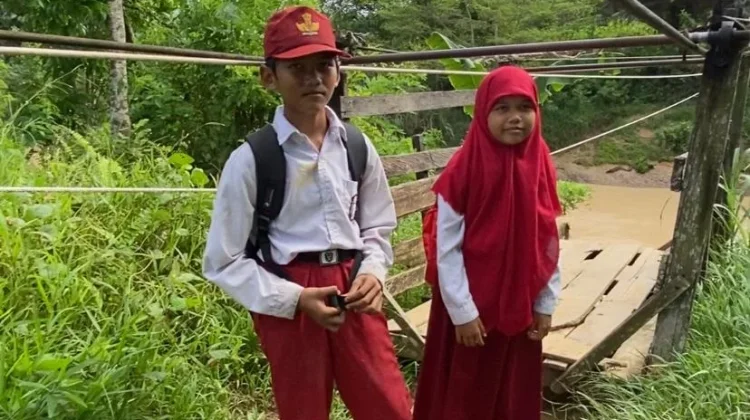 Kisah Pelajar Marangkayu Menyeberangi Sungai Habitat Buaya Demi Bersekolah