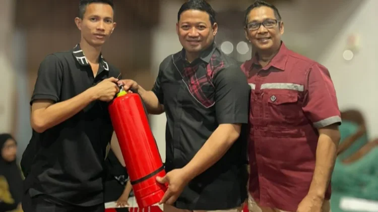 Langkah Preventif Kebakaran, Puluhan APAR Dibagikan kepada Relawan