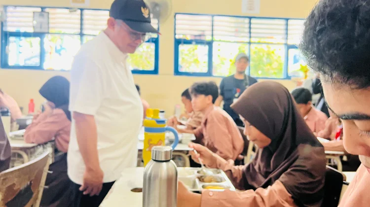 Mendikdasmen Tinjau Langsung Program Makan Bergizi Gratis di SMPN 14 Balikpapan