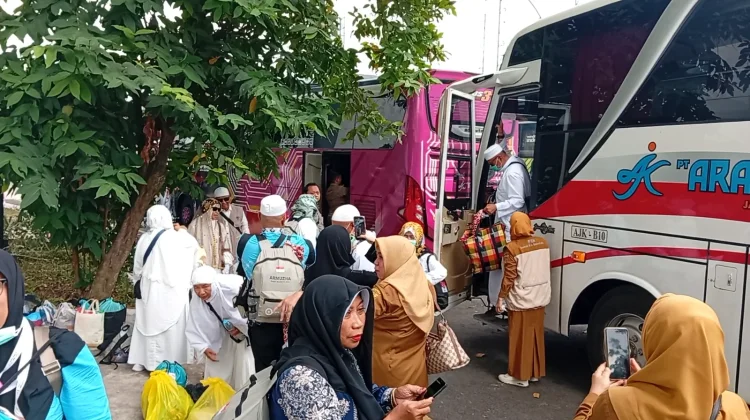 Kloter Pertama Haji Samarinda Tiba, 358 Jamaah Disambut di GOR Segiri