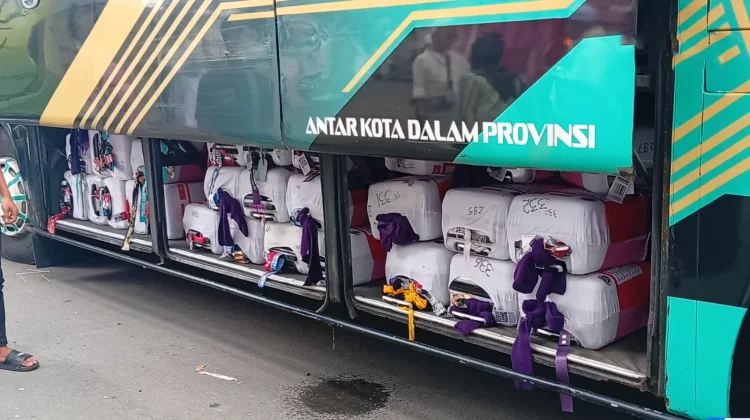 Kantor Pos Antar Koper Besar dan Air Zamzam Langsung ke Rumah Jamaah Haji Samarinda