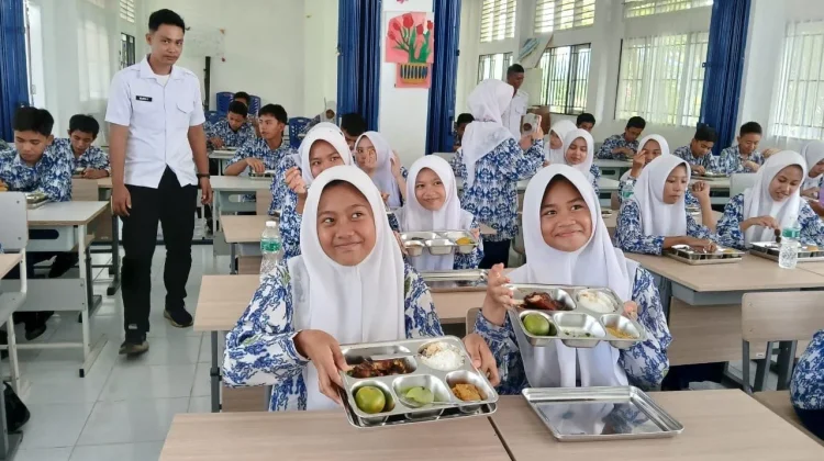 Kisah Haru Siswa Samarinda Pertama Kali Nikmati Rendang lewat MBG