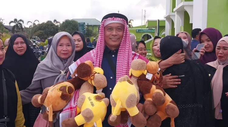 Jamaah Haji Paser Borong Boneka Unta dari Tanah Suci