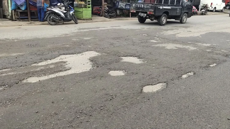 Jalan Kelapa Gading Rusak Jadi Sorotan Warga Samarinda