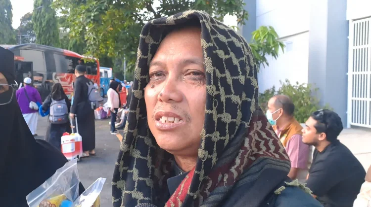 Tangis Haru Jemaah Kloter BPN 4: Ingin Lebih Lama Beribadah di Tanah Suci
