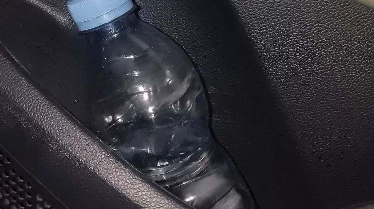 Bahaya Menyimpan Air Mineral Kemasan Plastik di dalam Mobil