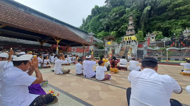 Rayakan Galungan 2026, Ratusan Umat Hindu Samarinda Padati Pura Jagat Hita Karana