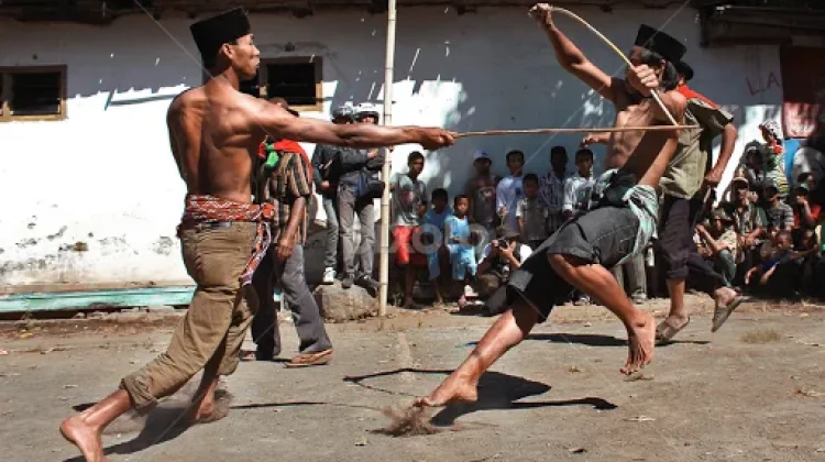Mengenal Ritual Ojung Banyuwangi: Ritual Cambuk Rotan dari Jawa Timur