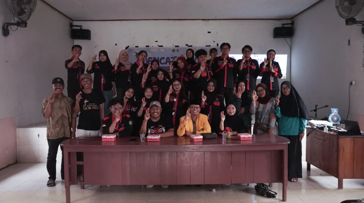 HIMAKSI Unmul Edukasi Warga Desa Bunga Putih Hadapi Hoaks dan Penipuan Digital