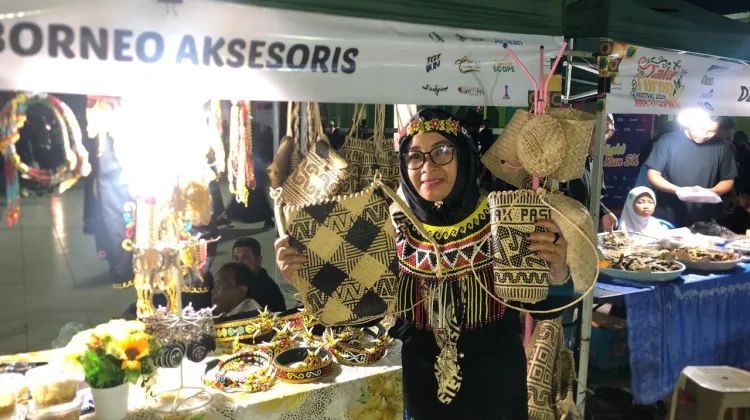 Festival Taka Turon Rangkul UMKM Penjaja Aksesoris Budaya Lokal