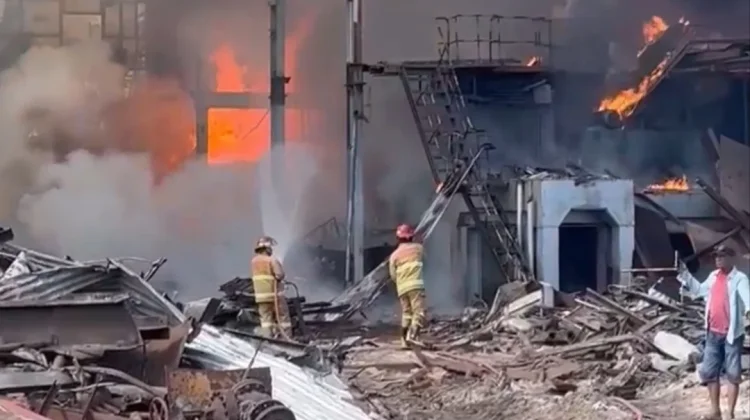Gudang Serbuk Kayu PT BFI di PPU Terbakar, Diduga Dipicu Percikan Las