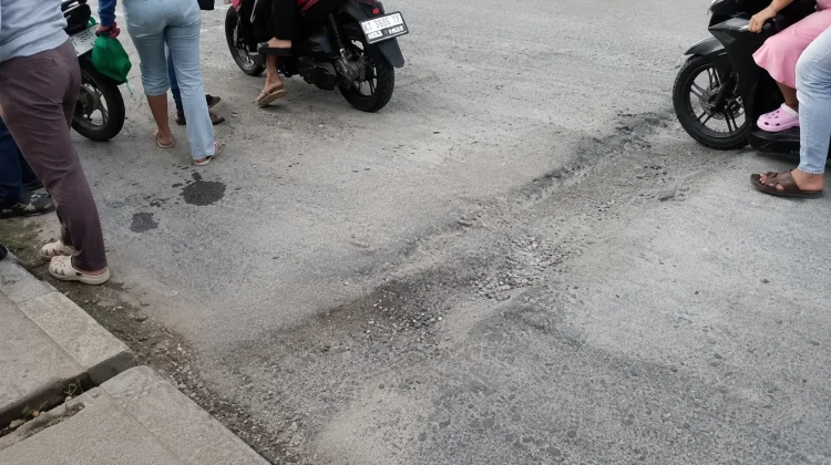 Halo RRI: Warga Khawatirkan Kondisi Jalan di Jembatan Mahulu