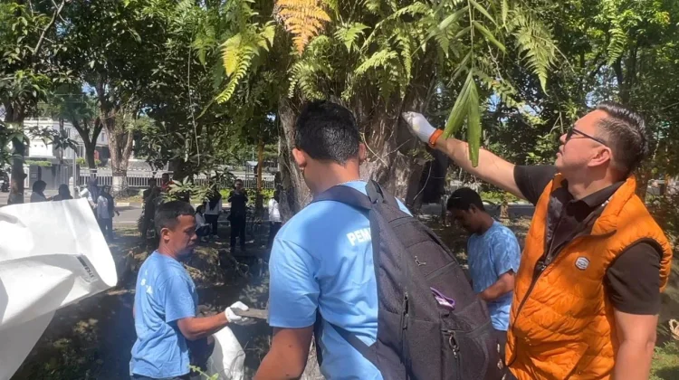Aksi Peduli Lingkungan, 37 Klien Bapas Balikpapan Bersihkan Saluran Air