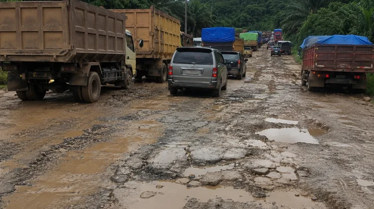 Jalan Bekokong Rusak, Warga Minta Perbaikan Segera Dilakukan