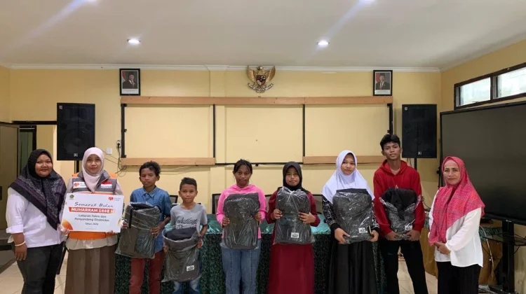 Rumah Zakat Salurkan Paket Sekolah untuk Anak Yatim