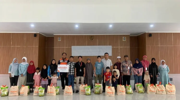 Rumah Zakat Salurkan Paket Sekolah untuk Anak Yatim