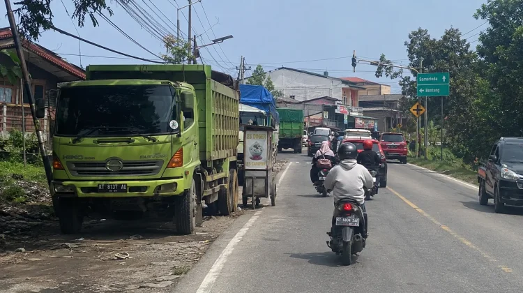 Halo RRI : Truk Parkir Ganggu Keselamatan Pengendara