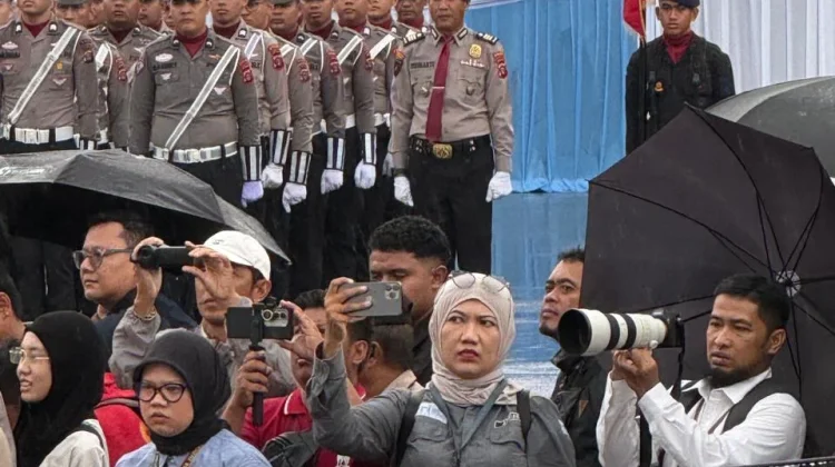 Guyuran Hujan Tak Surutkan Media Liput Upacara Hari Bhayangkara di Balikpapan