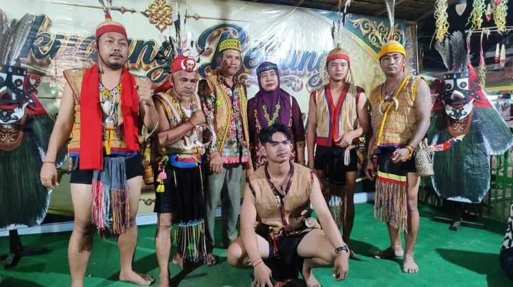 Pakaian Tradisional Kulit Kayu, Jadi Perhatian Pengunjung Bakudung Batiung 2026