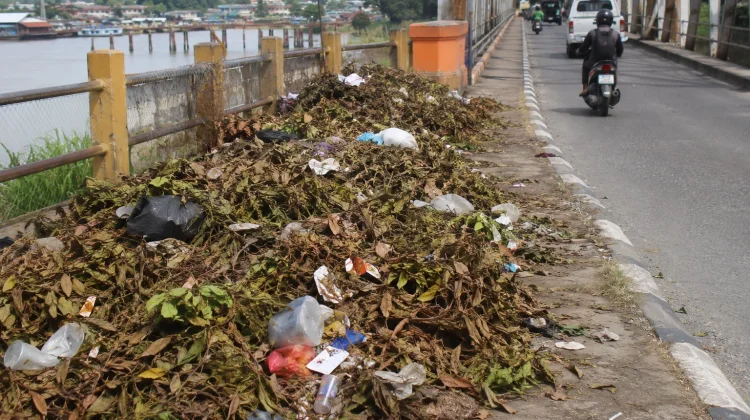 Halo RRI: Sampah Menumpuk Ganggu Kawasan Jembatan 1 Samarinda