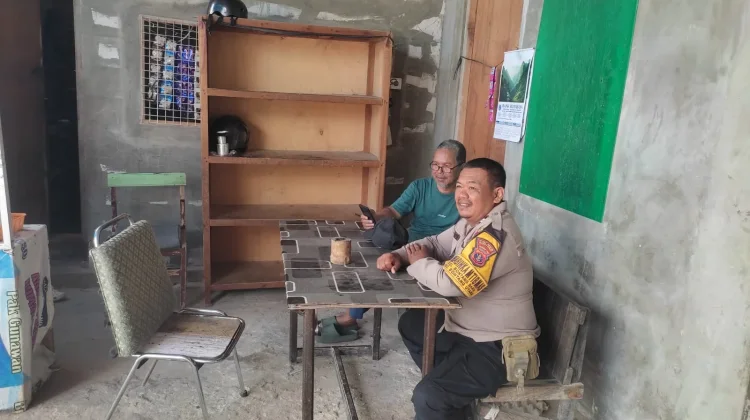 Bhabinkamtibmas Ajak Warga Bontang Hidupkan Kembali Siskamling