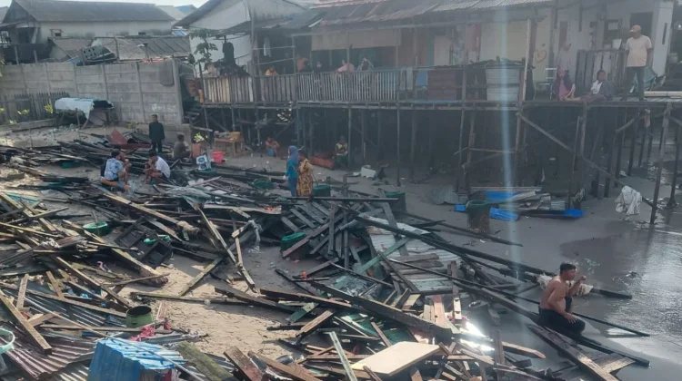 Gelombang Tinggi Robohkan Tiga Rumah di Balikpapan Kota