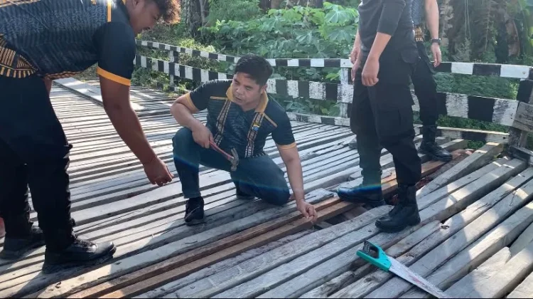 Polsek Babulu Gotong Royong Perbaiki Jembatan Penghubung Demi Keselamatan Warga