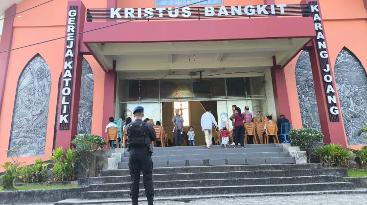 Wujudkan Toleransi,Brimob Kaltim Amankan Ibadah Gereja di Balikpapan